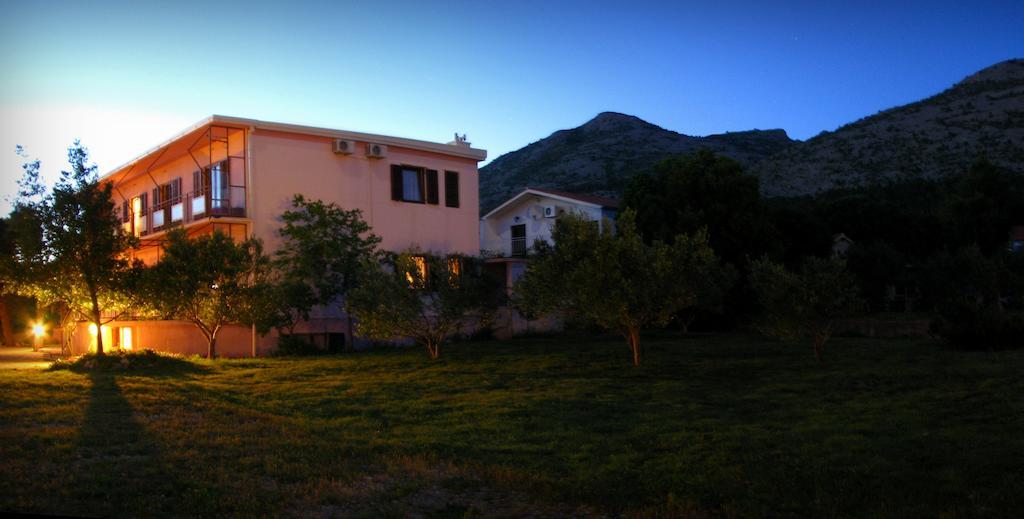 Apartments And Rooms Mare-Monti Starigrad Paklenica Exterior photo