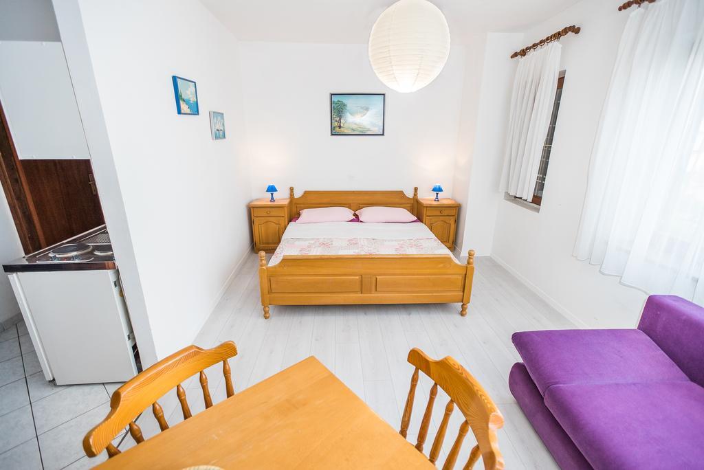 Apartments And Rooms Mare-Monti Starigrad Paklenica Exterior photo