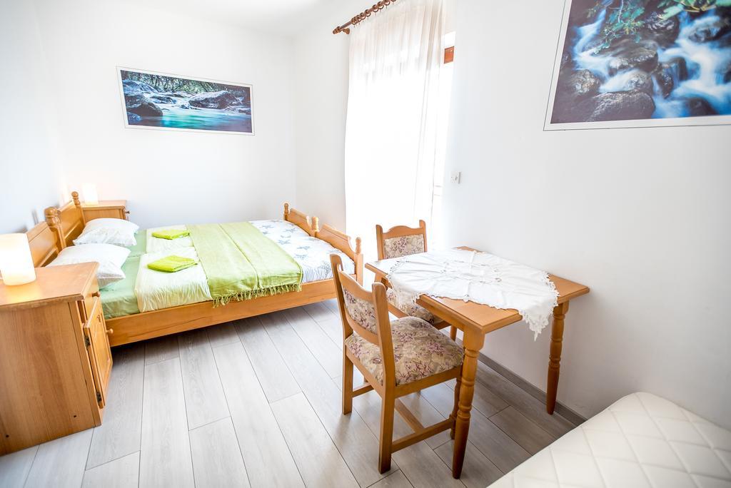 Apartments And Rooms Mare-Monti Starigrad Paklenica Exterior photo