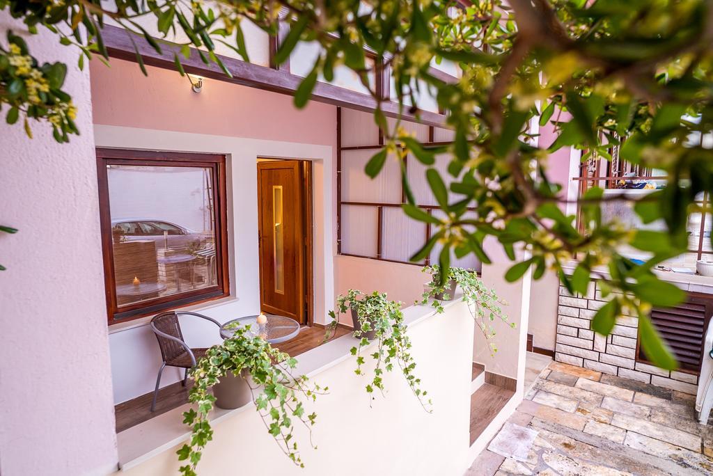 Apartments And Rooms Mare-Monti Starigrad Paklenica Exterior photo