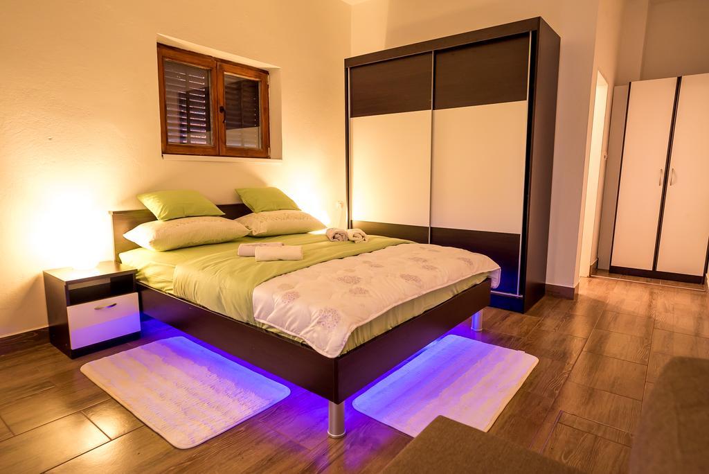 Apartments And Rooms Mare-Monti Starigrad Paklenica Exterior photo