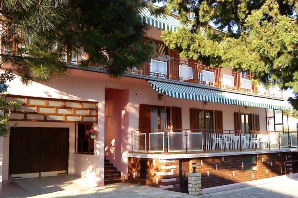 Apartments And Rooms Mare-Monti Starigrad Paklenica Exterior photo